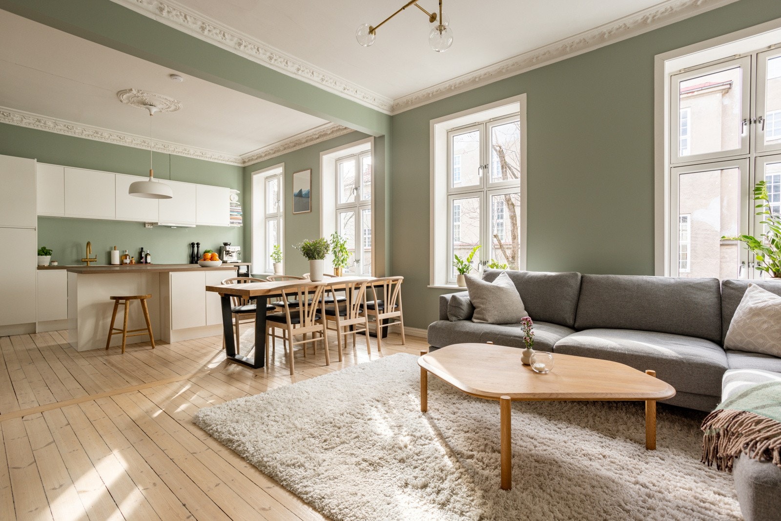 Leiligheten ligger i 4. etasje og består av gang, stue med åpen løsning mot kjøkken, bad og to soverom, hvorav ett har utgang til sydvendt balkong. Galleribilde