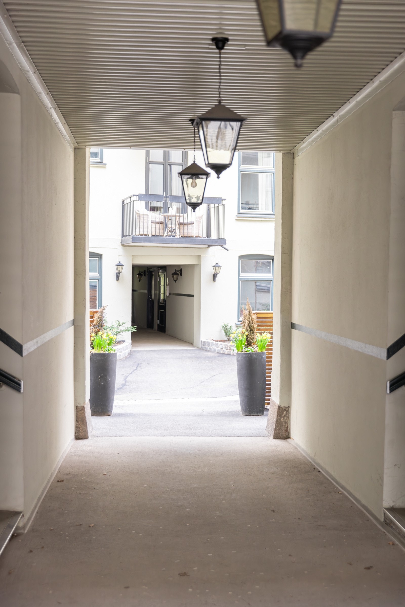 Portalen fører deg inn til indre gårdsrom og oppgang C. Galleribilde