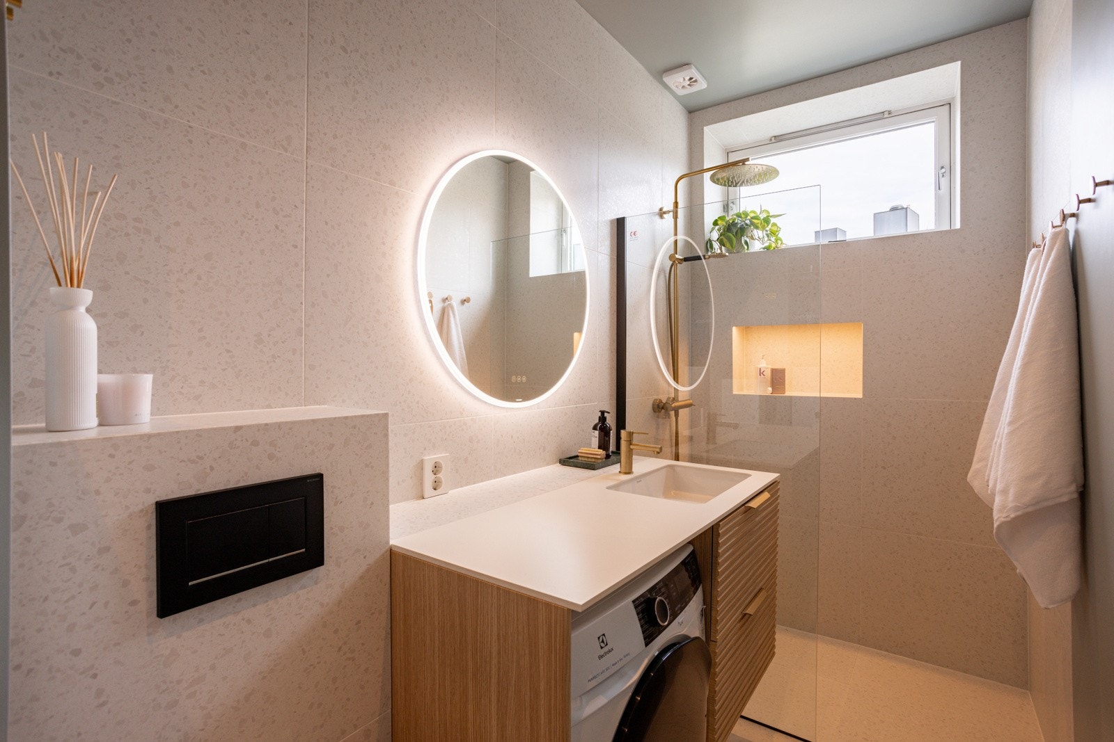 Badet er veldig innbydende og har en rekke detaljer som gir det lille ekstra. Badet er pusset opp av fagfolk. Galleribilde