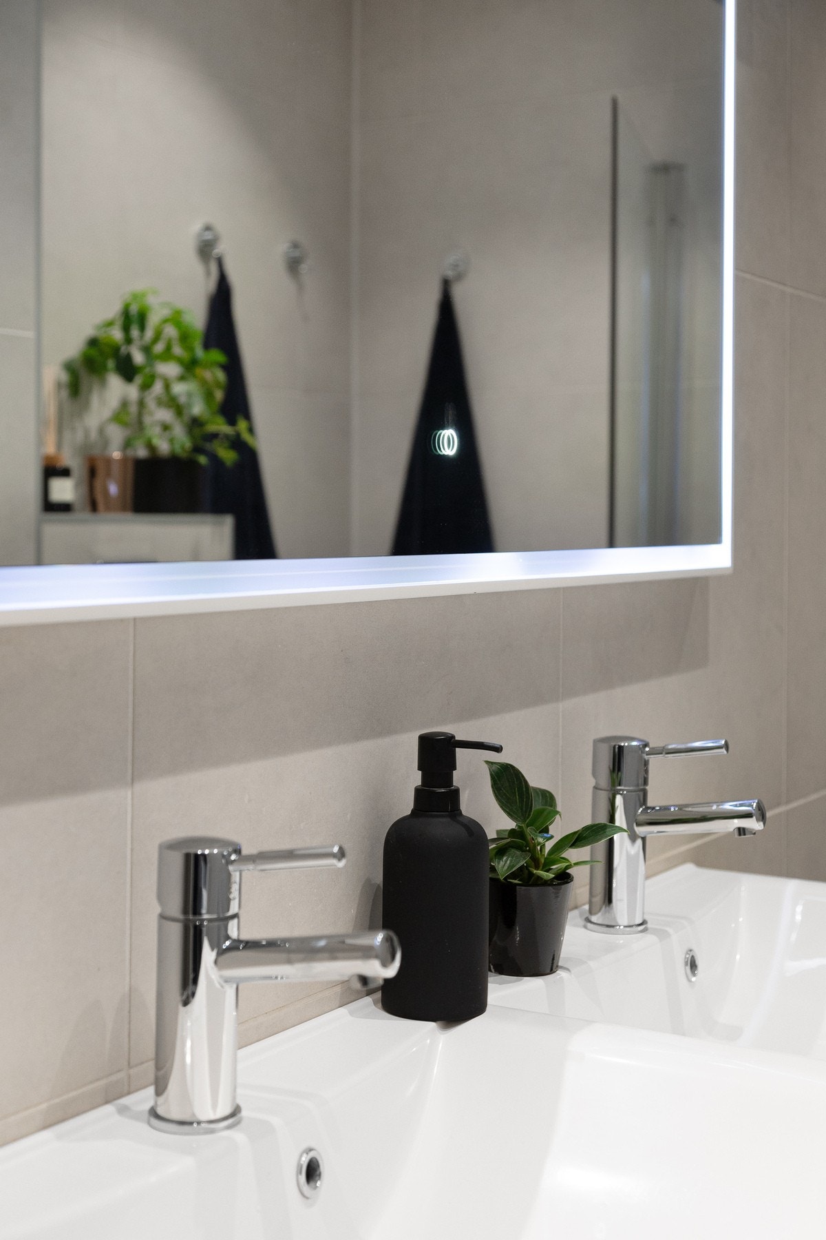 Fin belysning i speil, downlights av led i himling og komfor med varmekabler i gulv. Galleribilde