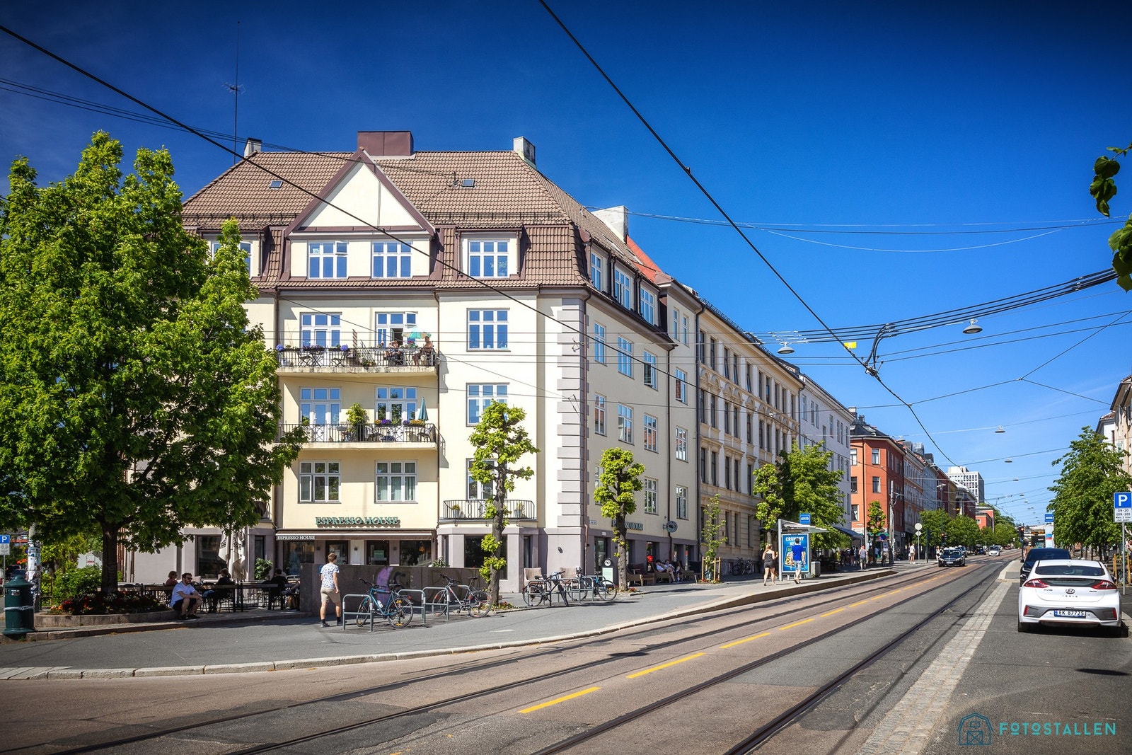 Kort vei til bredt kollektivtilbud med både trikk og buss. Galleribilde