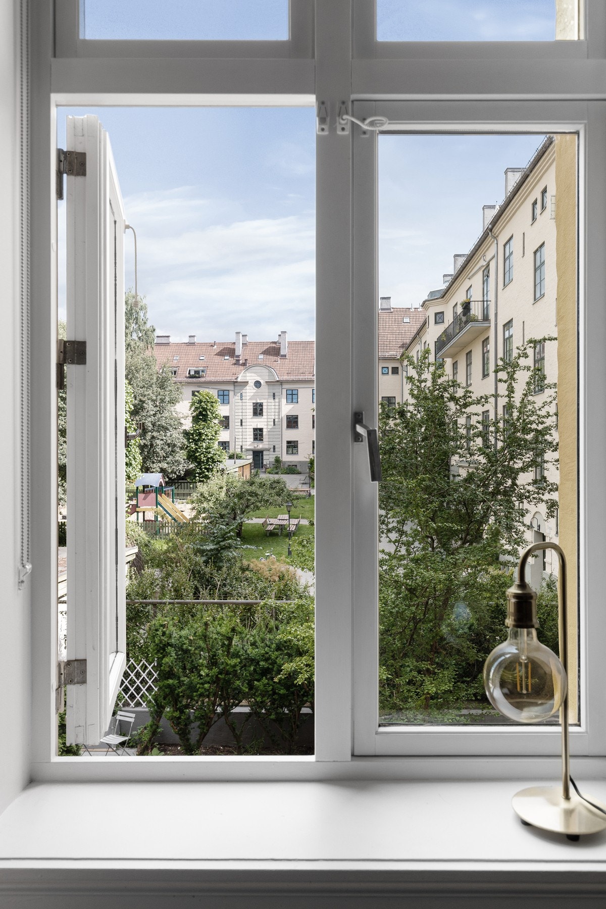 Også her har man stort vindu vendt ut mot det idylliske gårdsrommet. Galleribilde