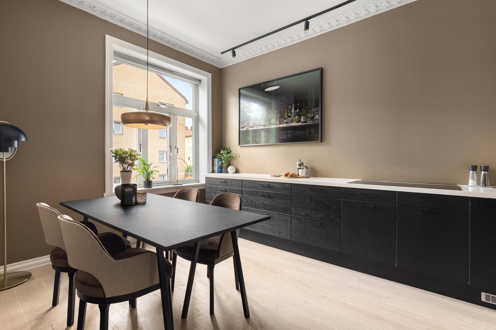 Meget hyggelig separat kjøkken med god plass til stor spisegruppe, som skaper perfekte rammer for hyggelige stunder med venner og familie. Galleribilde