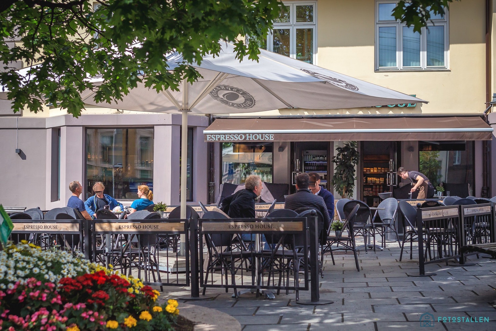 Det kryr av kafeer i området, som for eksempel Espresso House, Kaffebrenneriet, Backstube og Bake Me Up. Galleribilde