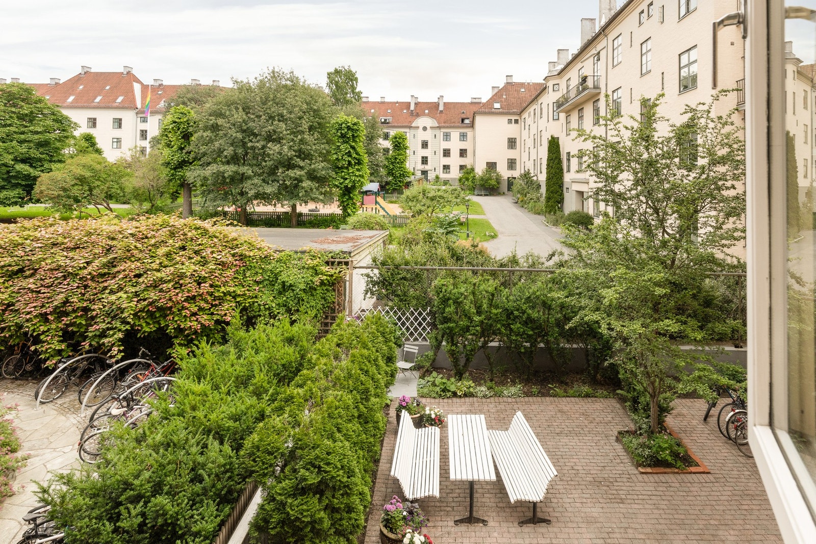 Soverommet har stort vindu som vender ut mot idyllisk gårdsrom og som skaper gode lysforhold. Galleribilde