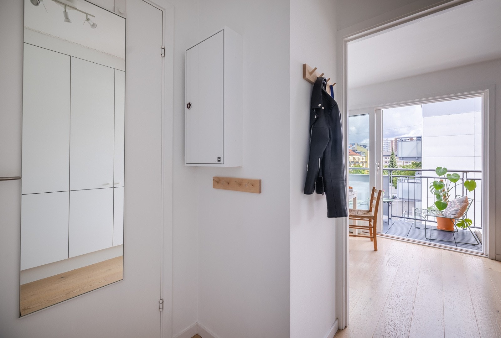 Fra entréen er det inngang til baderom og den åpne stue/kjøkkenløsningen. Galleribilde