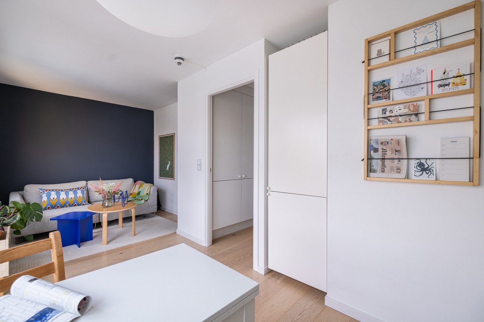 Det er plass til både spisesone og sofasone i boligen som utnytter sine kvadratmetre svært godt. Galleribilde