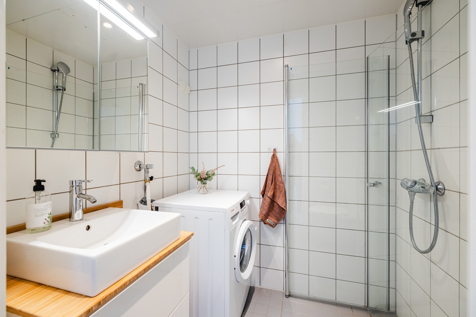 Baderommet er fra byggeår, med en baderomsinnredning som ble skiftet ut i 2017. Vaskemaskin som er avbildet vil medfølge boligen ved salg. Galleribilde