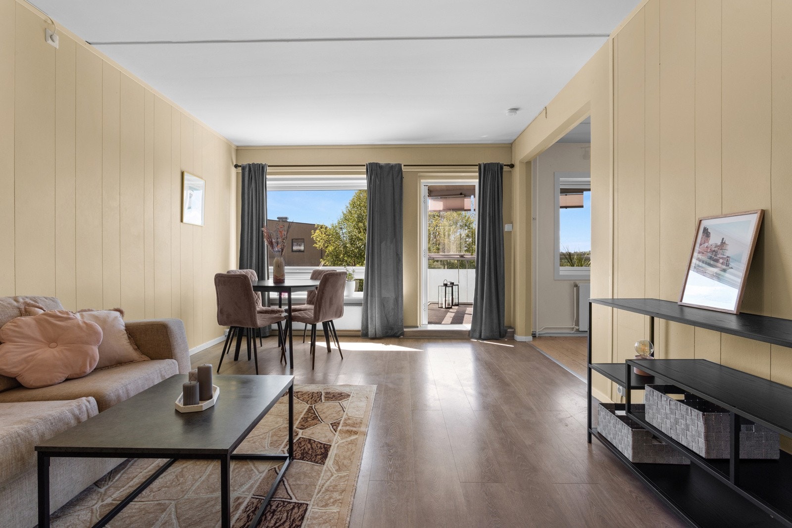 Boligen har en romslig stue med moderne fargevalg på vegger Galleribilde