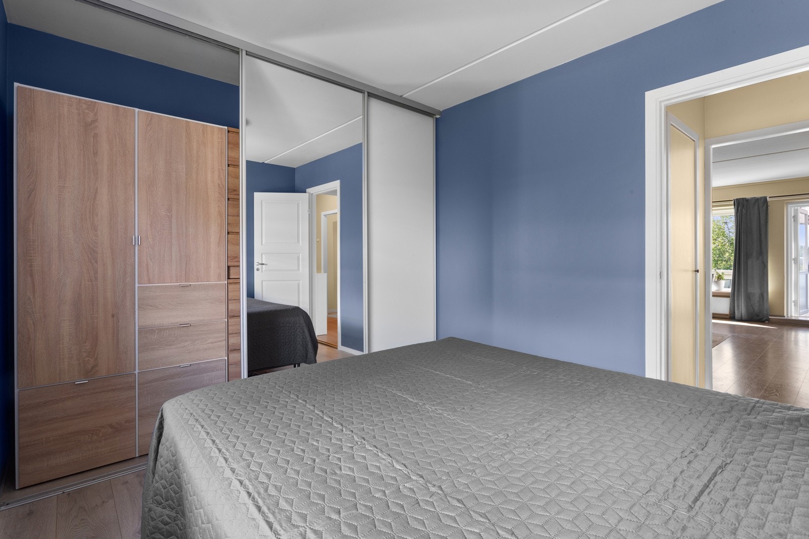 På hovedsoverommet er det også skyvedørsgarderobe Galleribilde