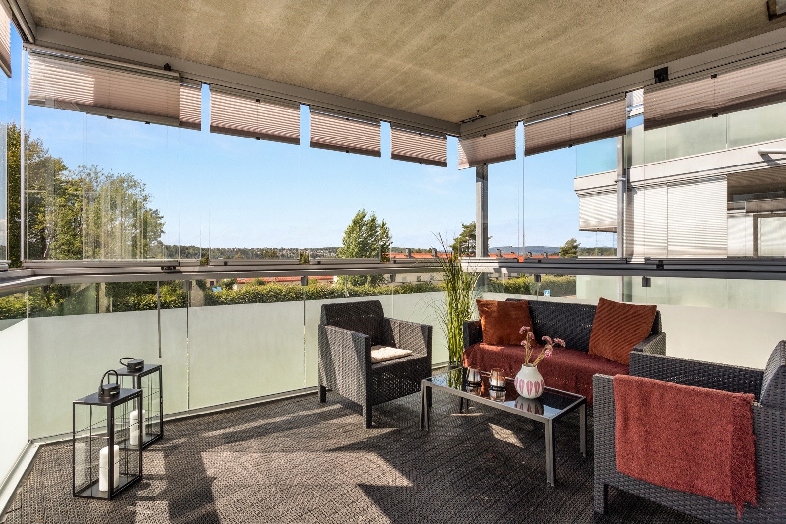 Her får du en romslig 4-roms med en innglasset og moderne balkong på 11 kvm. Galleribilde