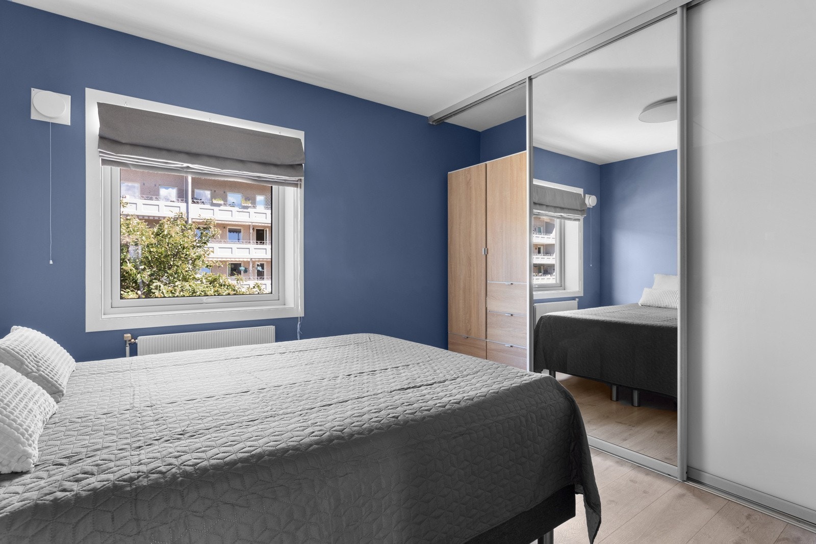 Hovedsoverommet ligger lengst ned i entréen og vender ut mot rolig gate Galleribilde