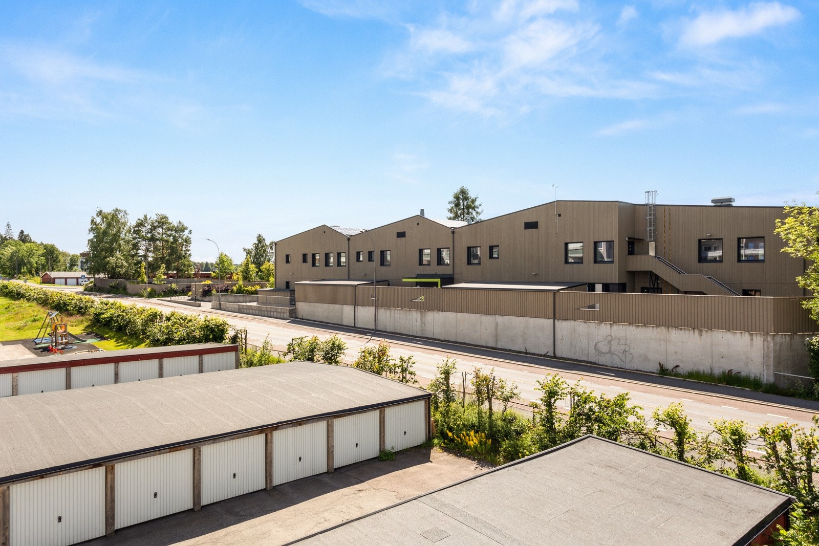 Med boligen medfølger det også egen garasjeplass i felles rekke med elbil-lader Galleribilde