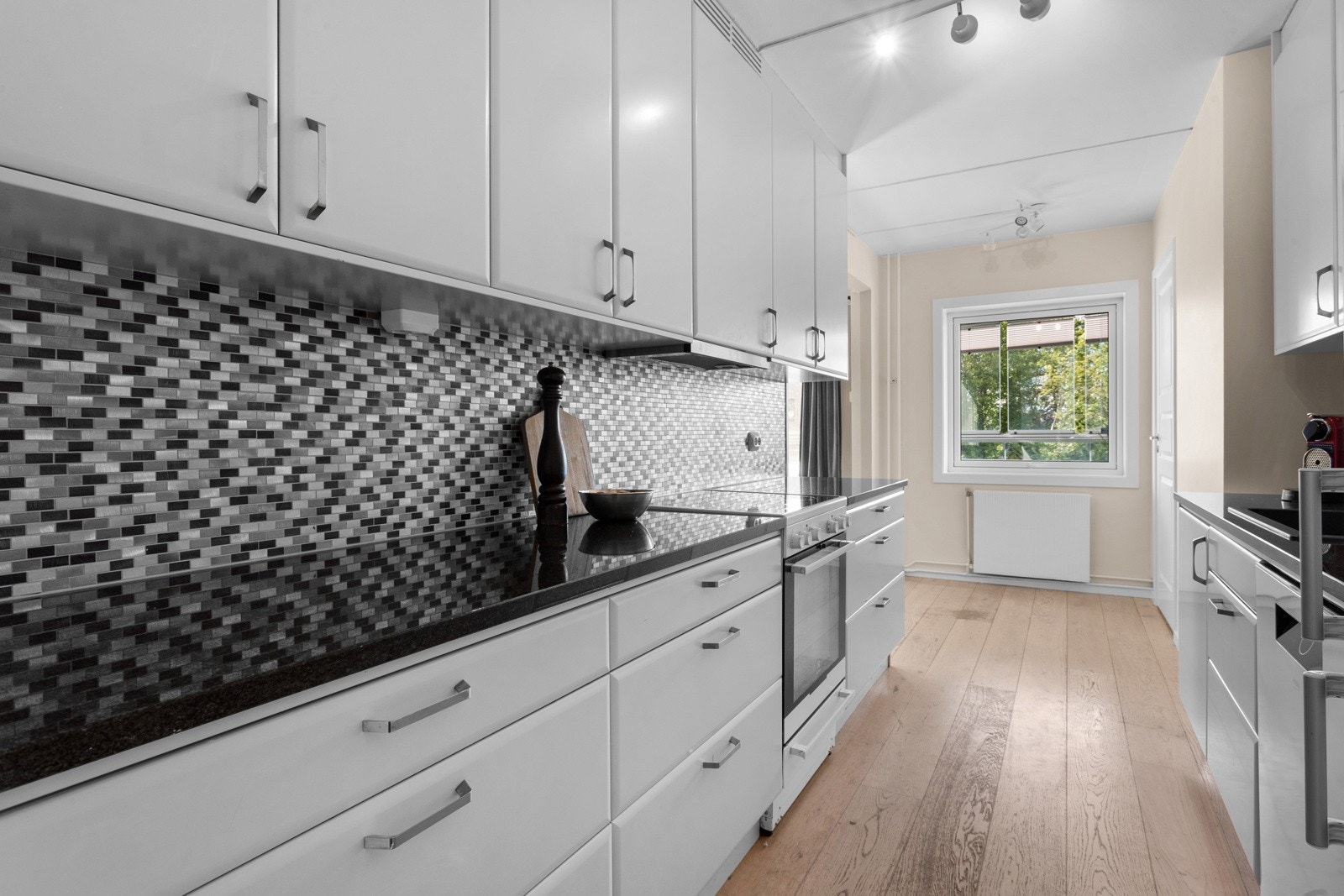 Det er plass til komfyr, kjøle/fryseskap og opplegg for vaskemaskin Galleribilde