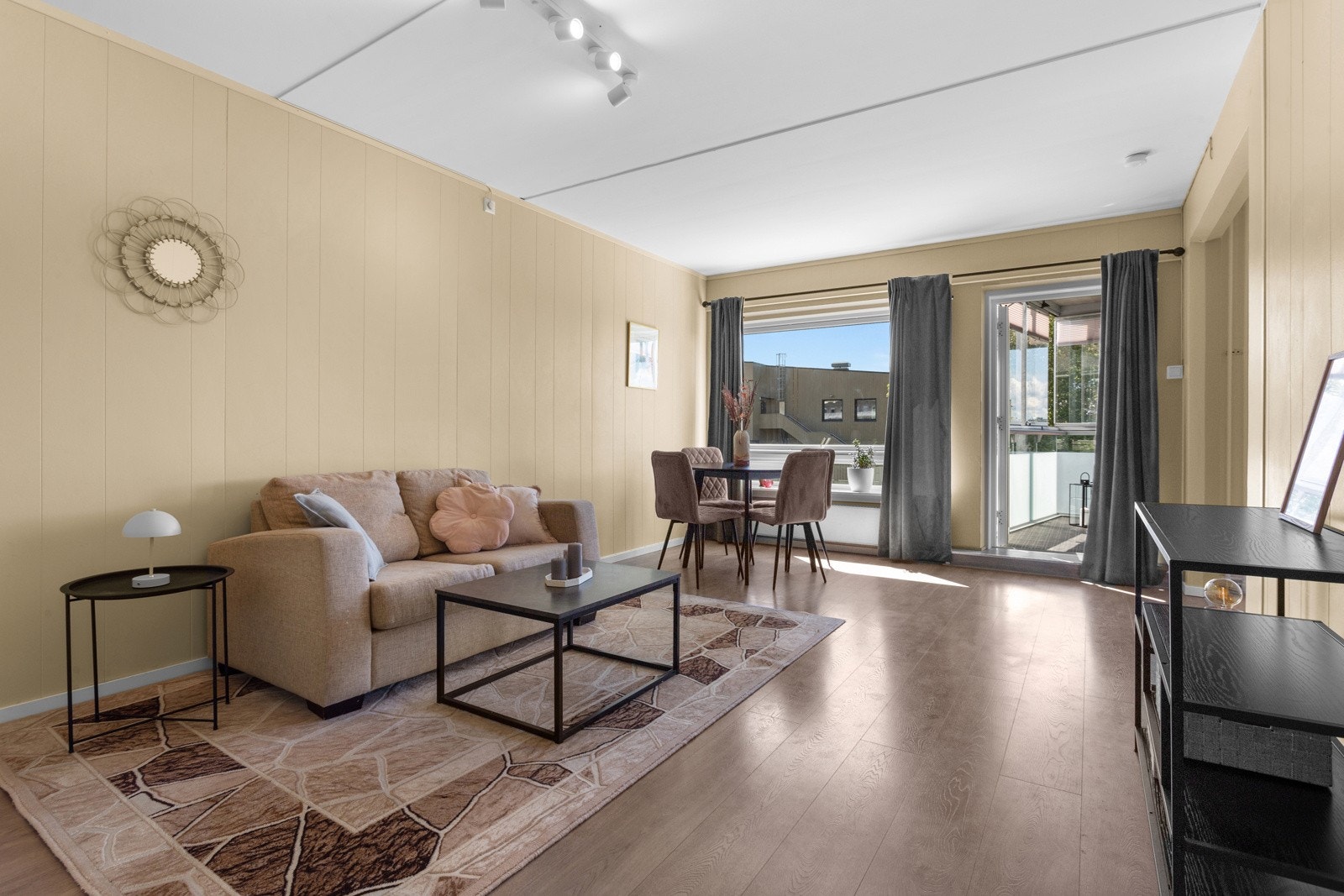 Fra stuen er det utgang til balkongen og det er store vindusflater som gir rikelig med lysinnslipp Galleribilde