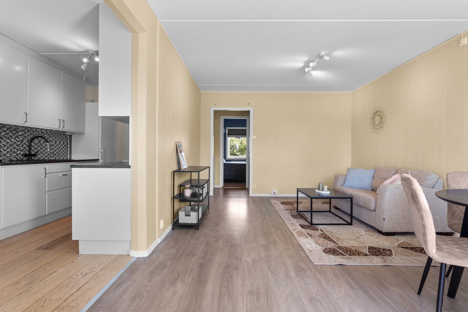 Stuen gir godt med plass til flere møbleringssoner og ligger i en delvis åpen løsning mot kjøkkenet Galleribilde