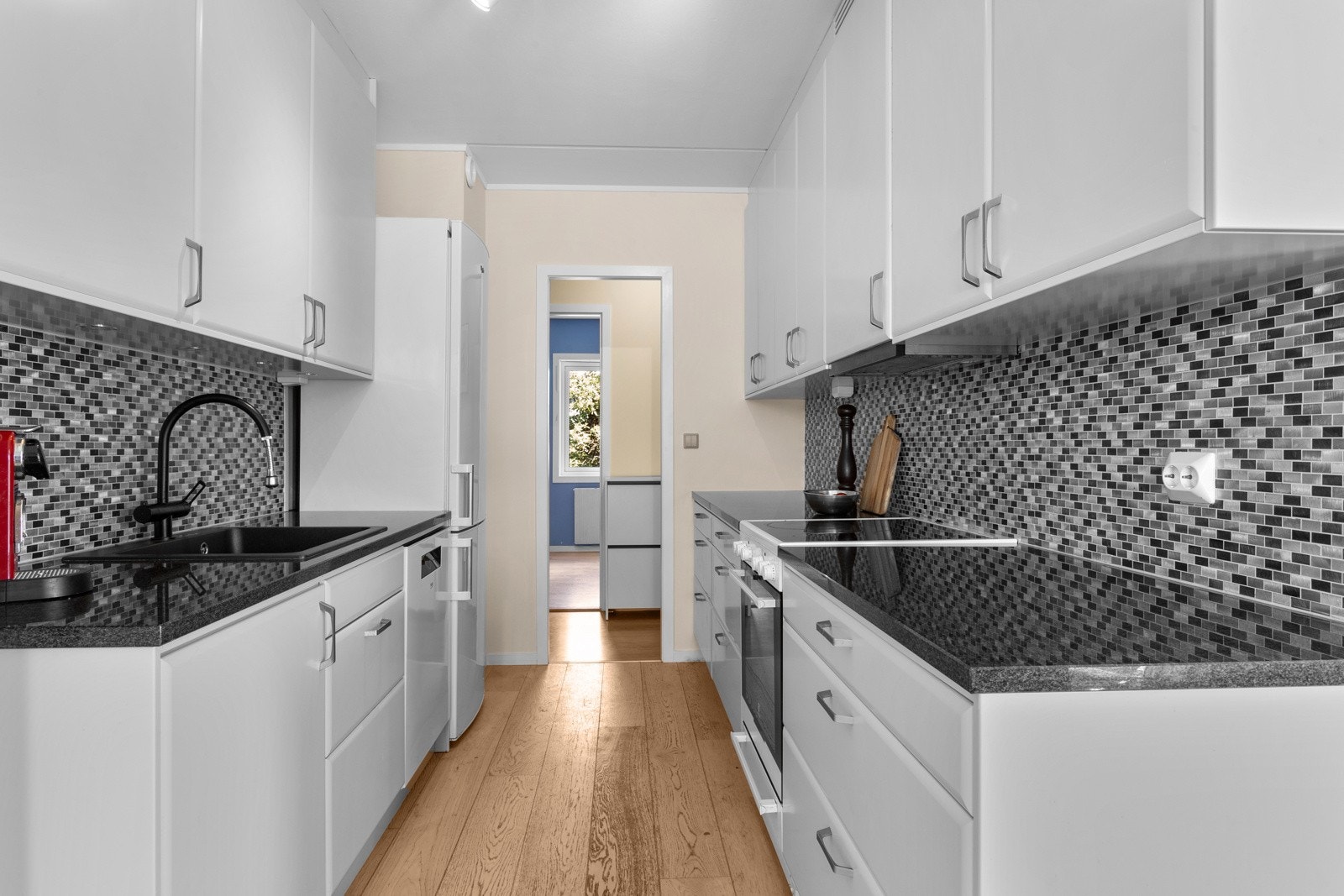 Boligen har et romslig kjøkken levert fra Drømmekjøkkenet i 2018 Galleribilde