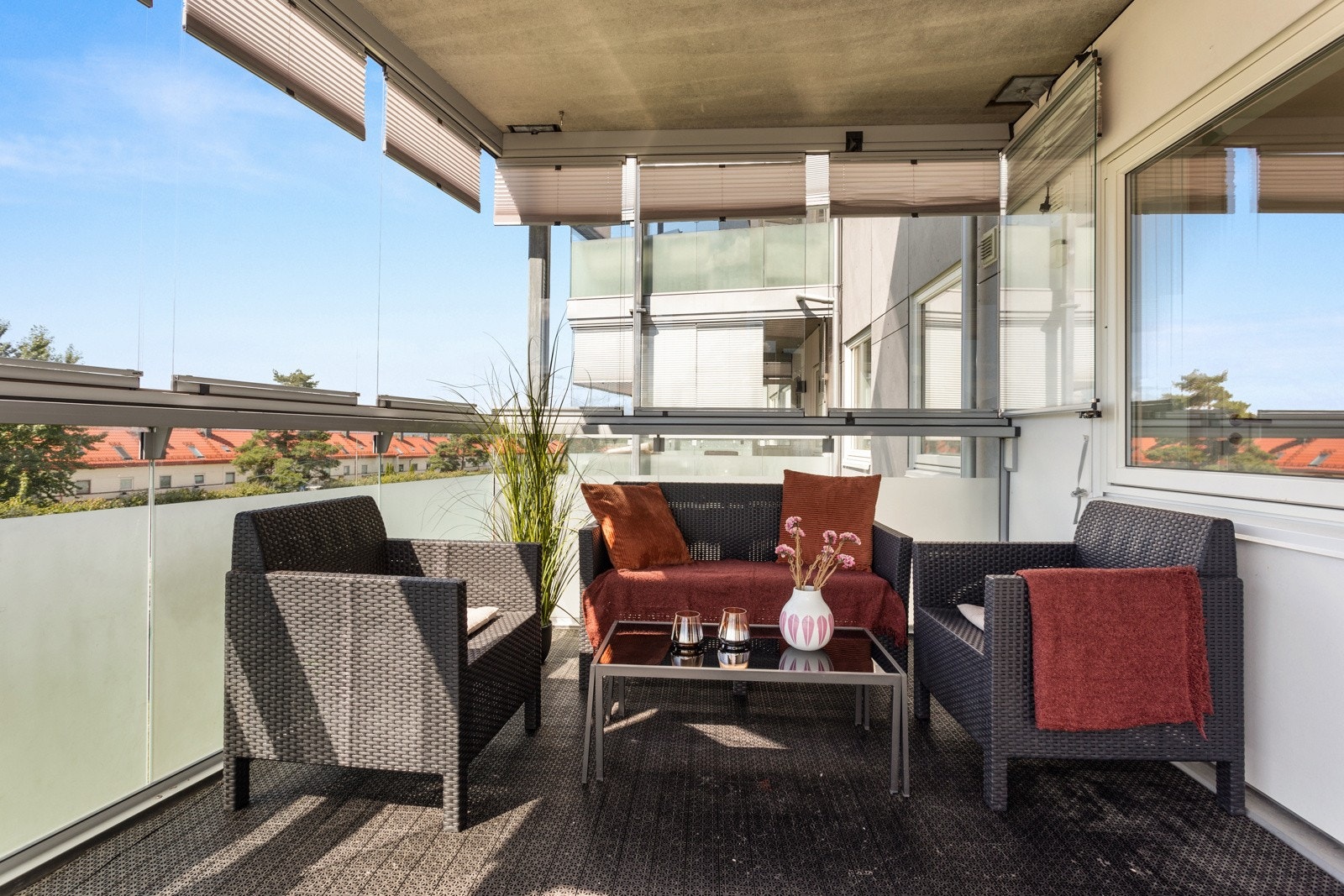 Balkongen er målt til 11 kvm. og gir plass til møbleringsfrihet Galleribilde