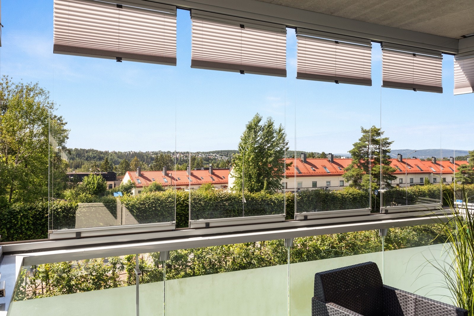 Det er montert solavskjerming og borettslaget ferdigstilte innglassing av balkonger i 2020 Galleribilde