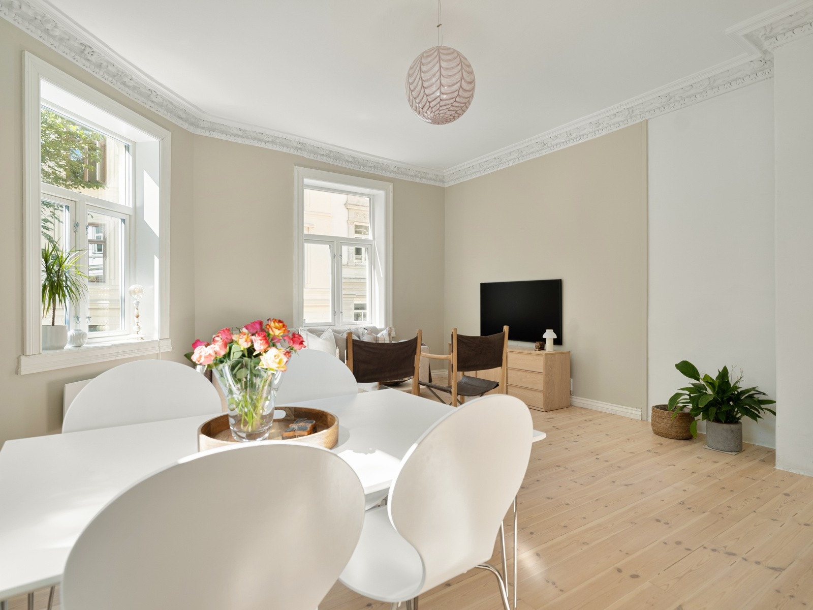 Stuen er et svært lyst og innbydende rom, med fin plass til ønsket innredning. Galleribilde