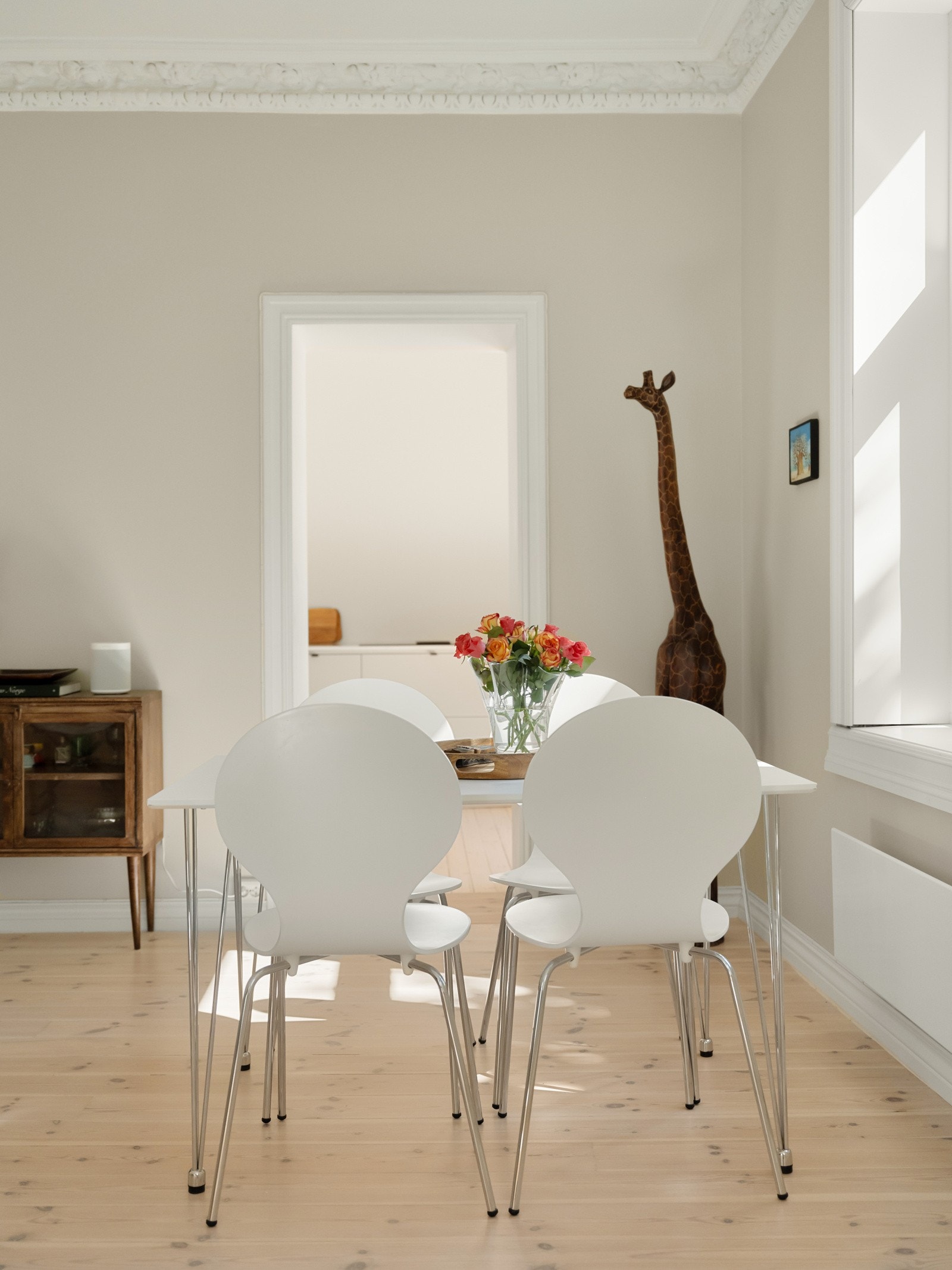 Her er det rikelig med plass til både større sofagruppe og spisebord. Galleribilde