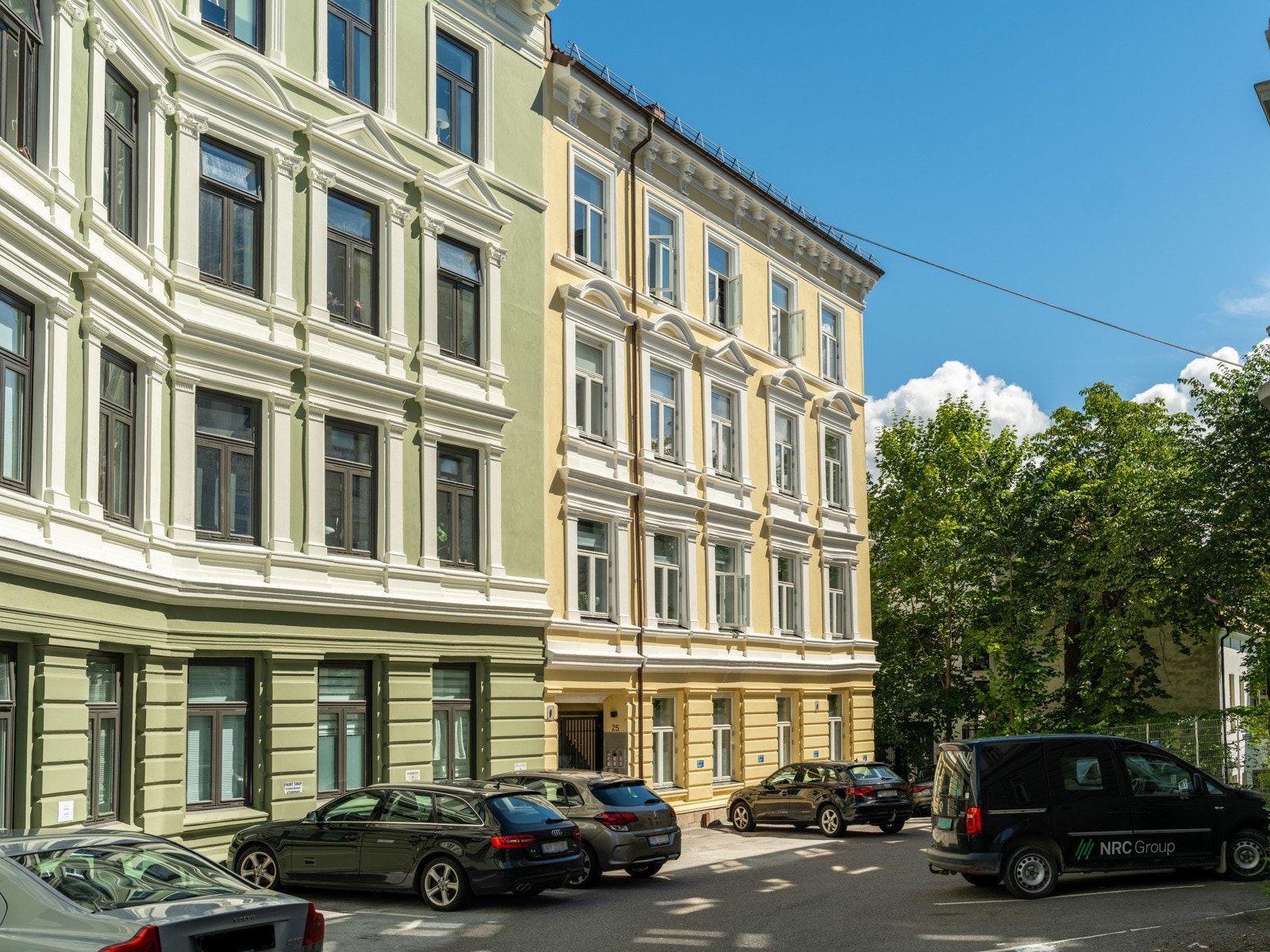 Borettslaget har 12 biloppstillingsplasser utenfor bygget. Det er ingen faste plasser, det følger "førstemann til mølla"-prinsippet. Sykkelparkering er også tilgjengelig i bakgården. Galleribilde