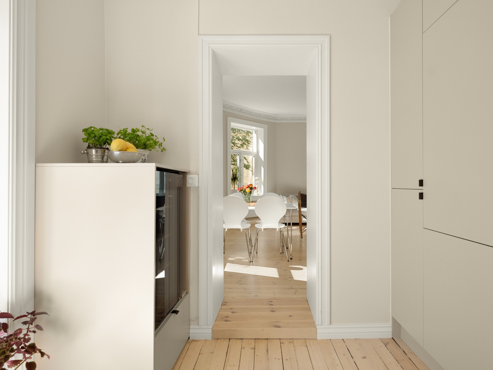 Vinskapet er bygget inn og følger med i salget. Galleribilde