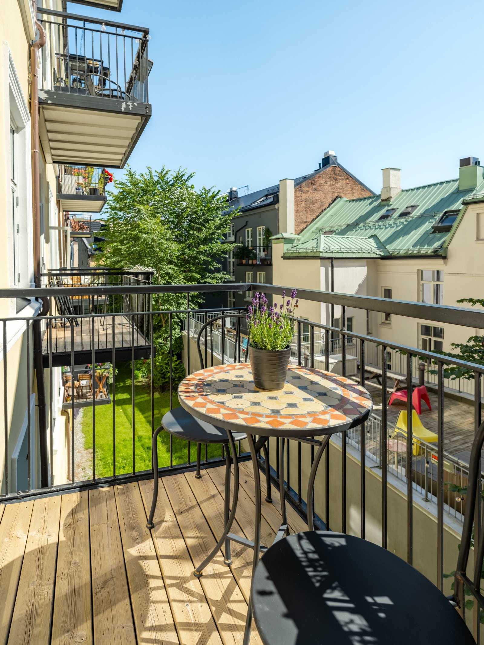 Balkongen er på ca. 4 kvadratmeter, så det er plass til et koselig utebord og sittegruppe. Galleribilde
