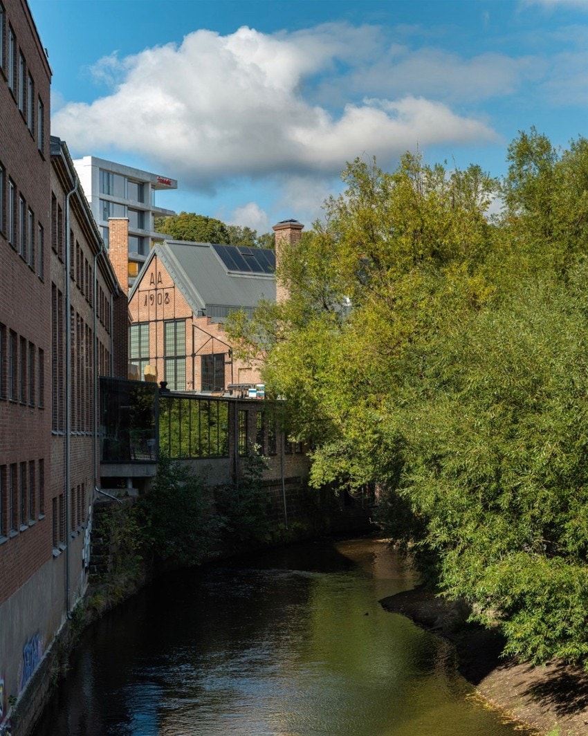 Langs elva ligger også Mathallen. Galleribilde