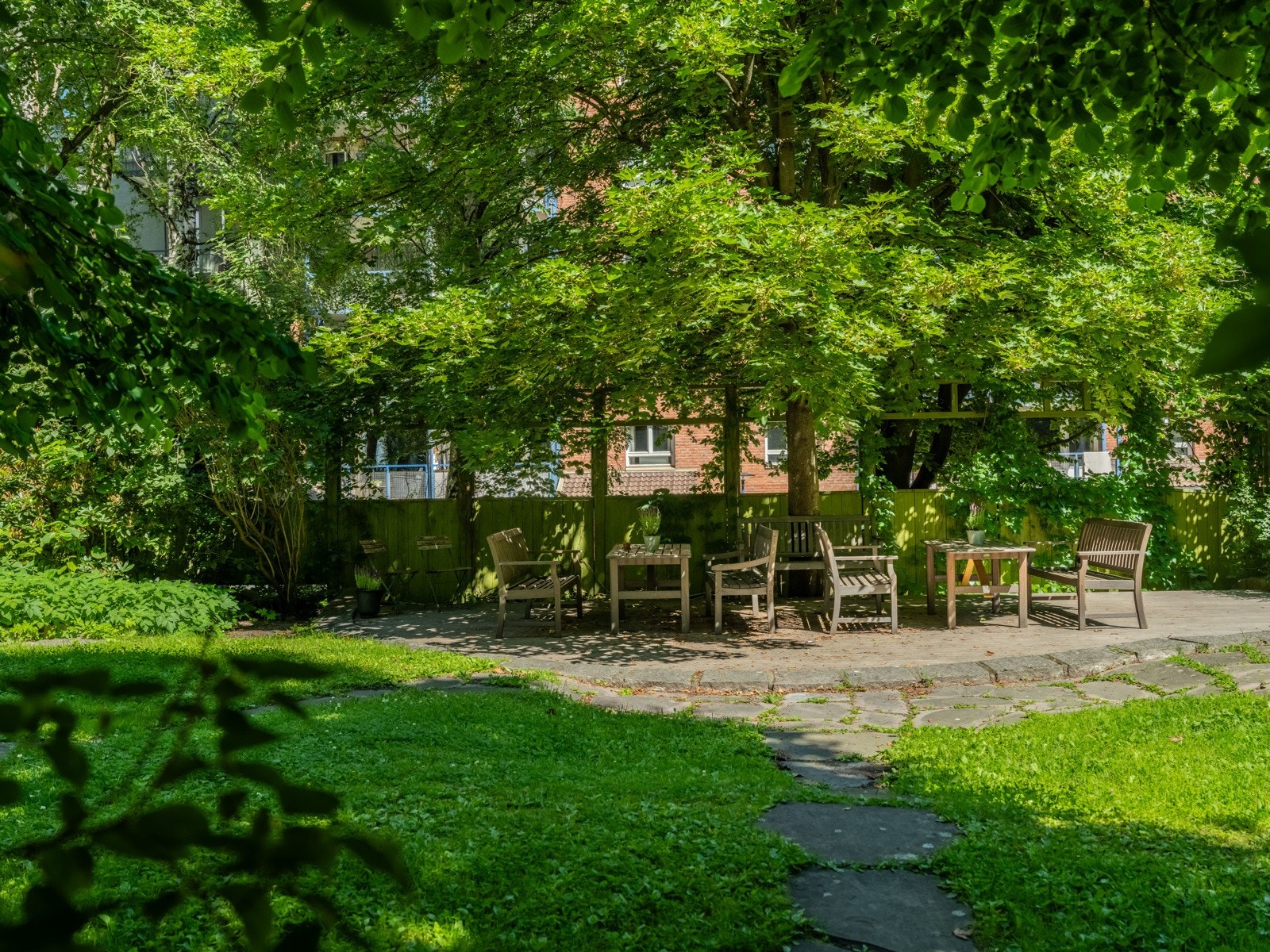 Borettslaget har en pent vedlikeholdt bakgård, som også har markterrasse med sittegrupper og mulighet for å benytte grill. Galleribilde