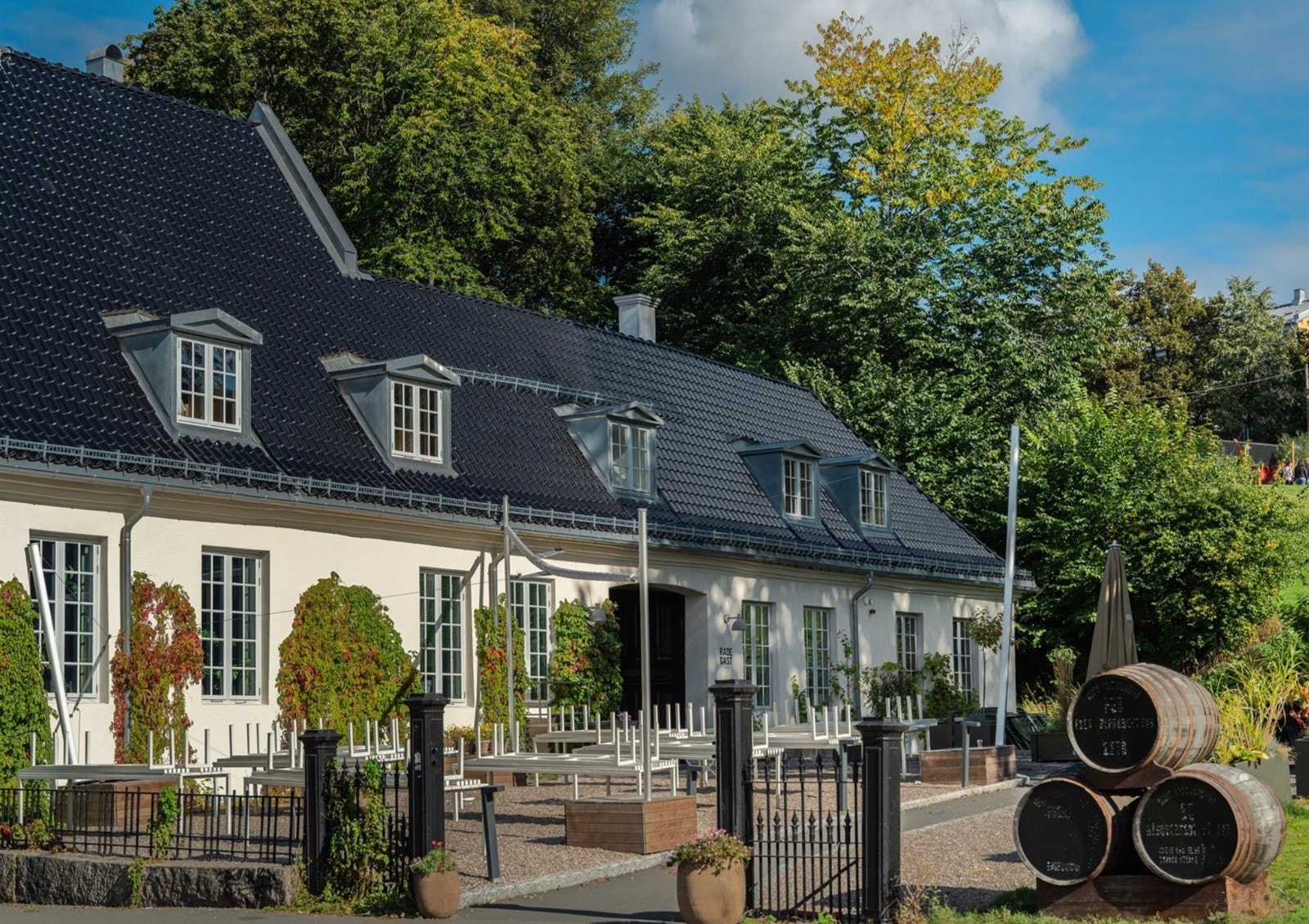 Nedre Foss Gård er en anerkjent restaurant ved Akerselva. Her er det nydelig mat og drikke. Galleribilde