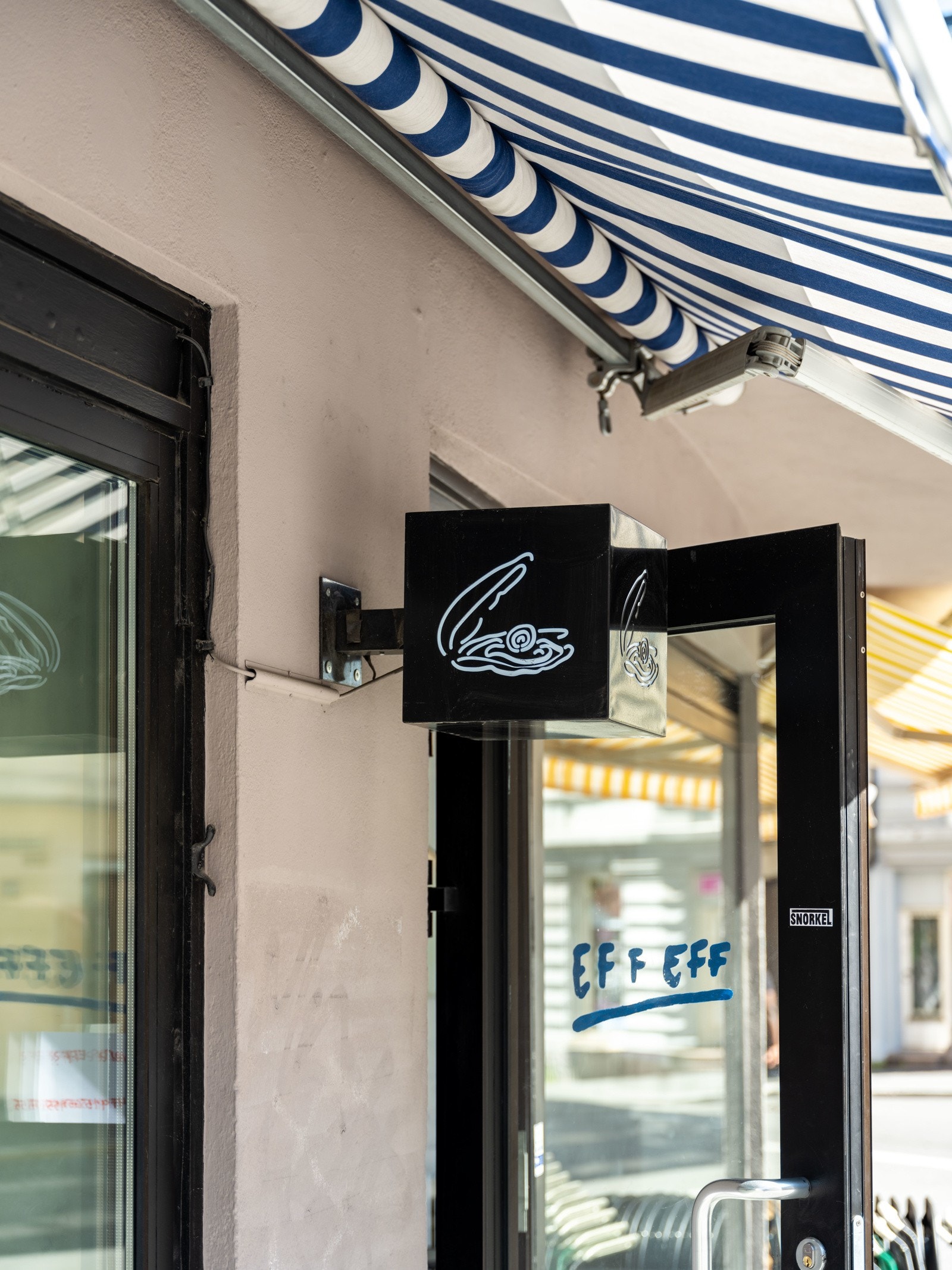 Området rundt boligen har vært i god utvikling de siste årene. Fra parkeringen kan du se om det er ledig bord på Eff Eff Oyster and Wine Bar. Galleribilde