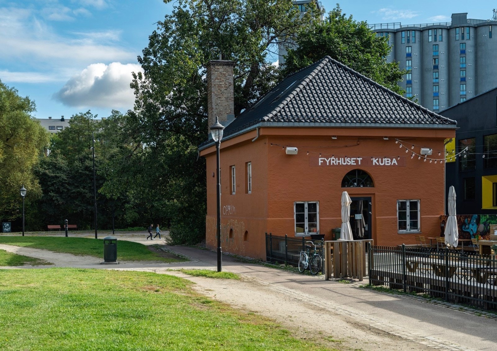 Det er kort vei til flere kafeer og serveringssteder, som Fyrhuset Kuba. Galleribilde