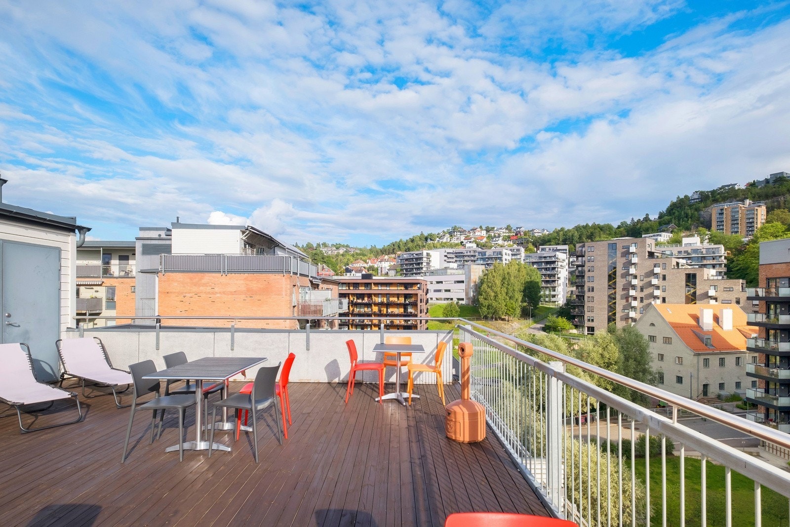 Borettslaget har en solrik, felles takterrasse med fin utsikt og utemøbler. Galleribilde