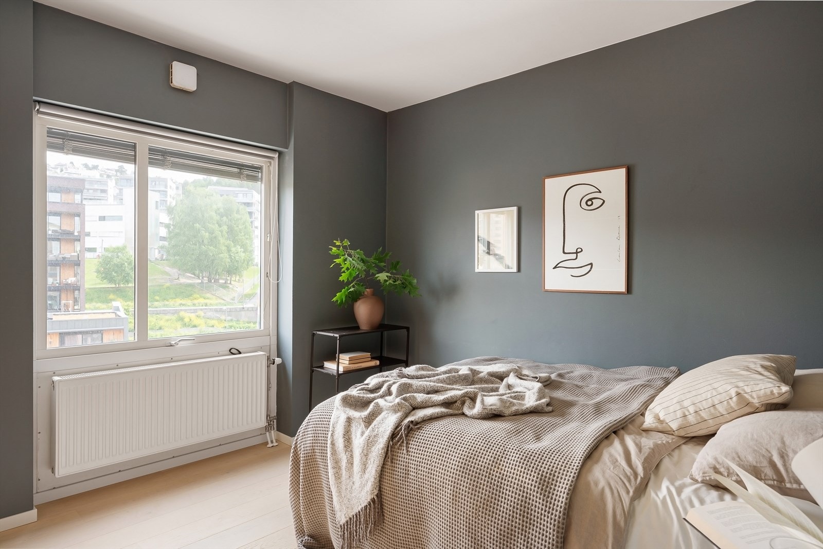 Stort hovedsoverom med skyvedørsgarderobe. Galleribilde