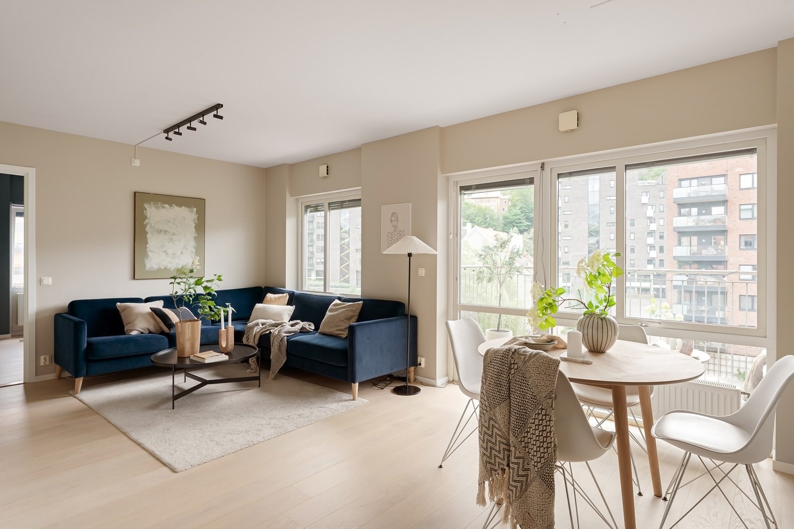 Det er god plass til både hjørnesofa og spisebord. Galleribilde