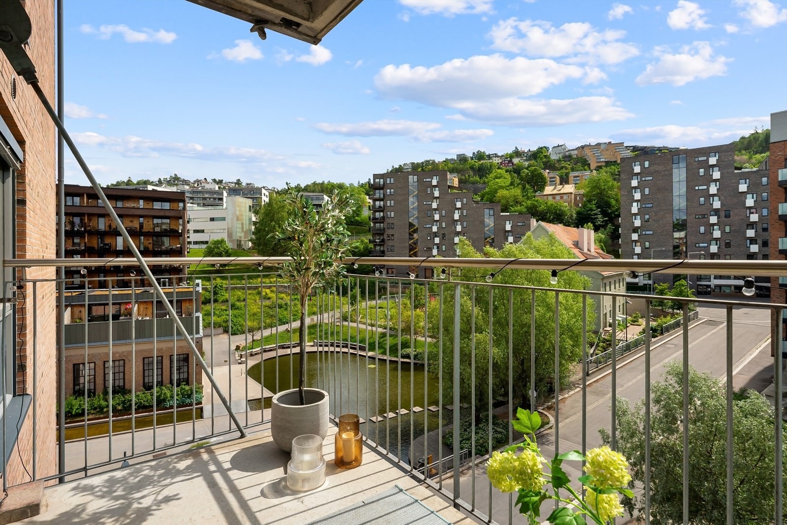 Det er god plass til diverse utemøbler og beplantning på balkongen. Nyt solen fra tidlig morgen til ettermiddag. Galleribilde