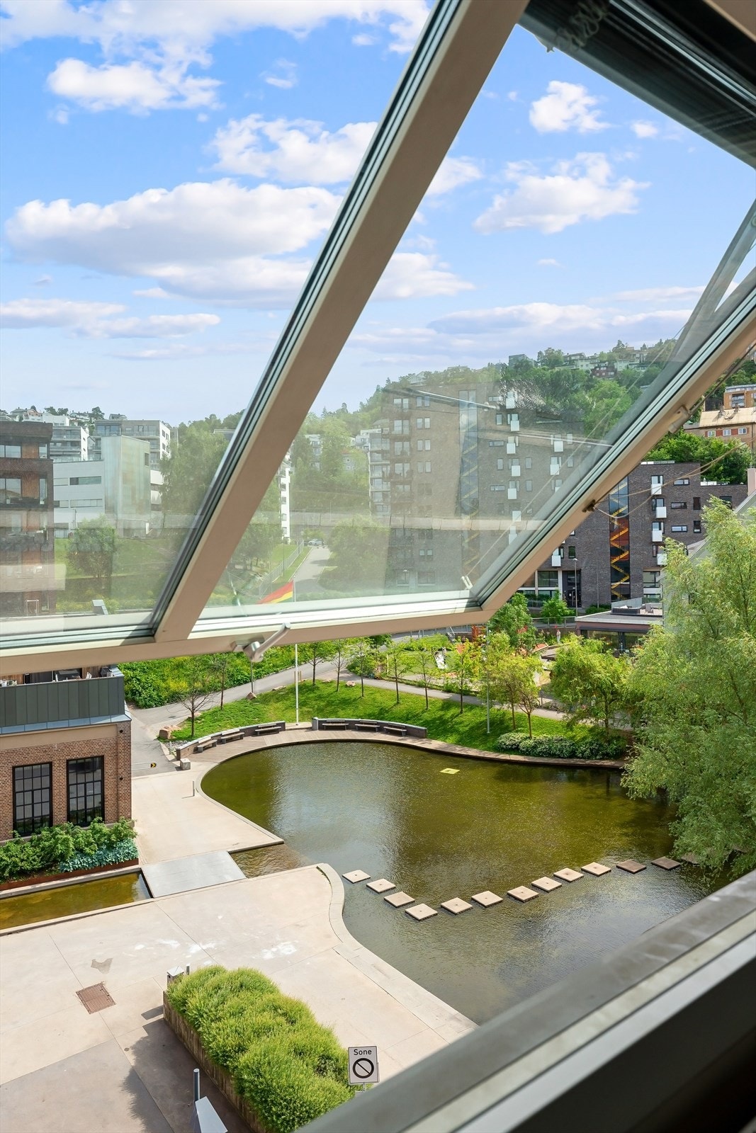 Hyggelig utsikt fra soverom og mot rolig uteområde. Galleribilde