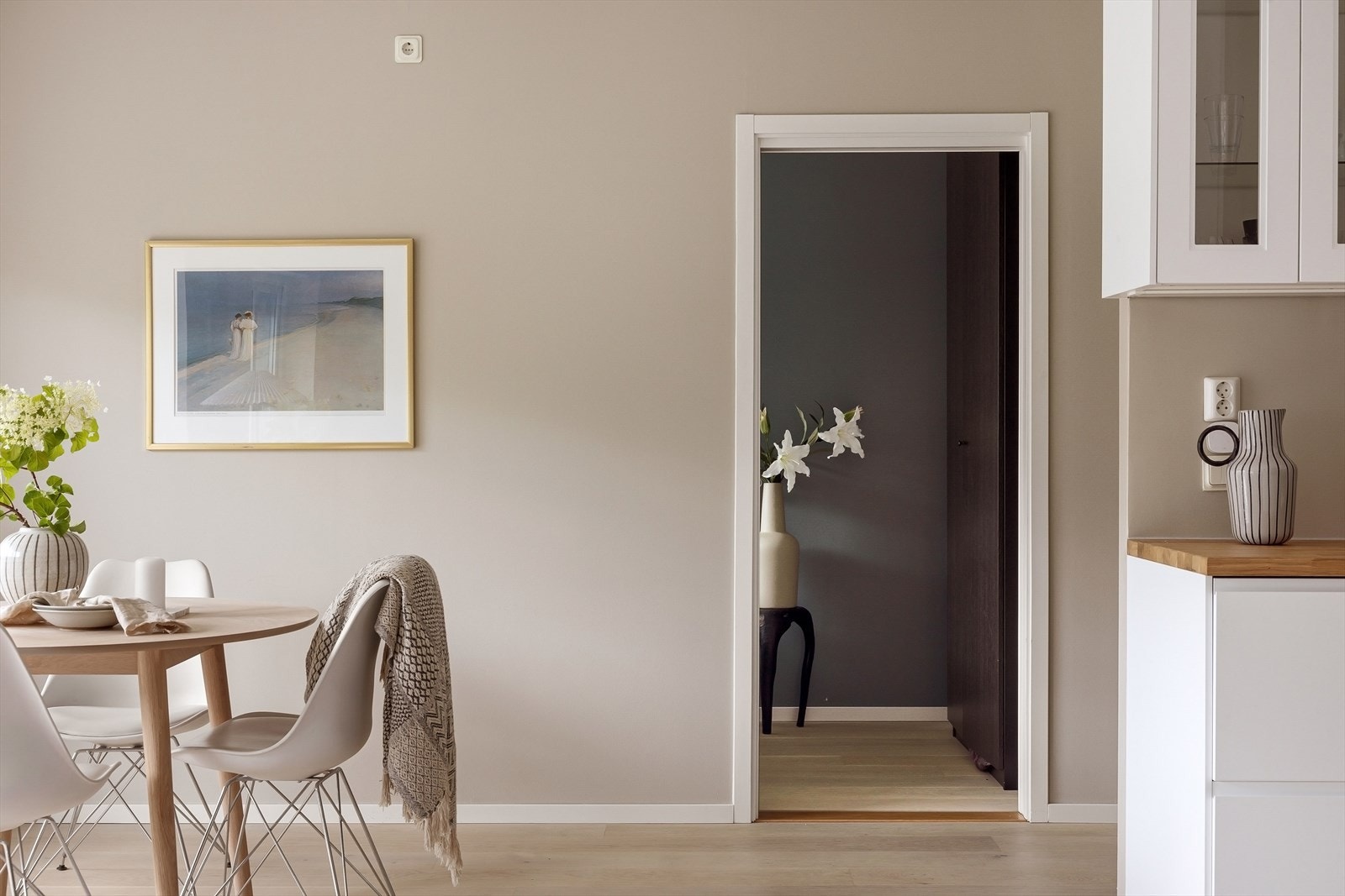 Leiligheten har to soverom som praktisk ligger på hver sin ende i leiligheten. Galleribilde