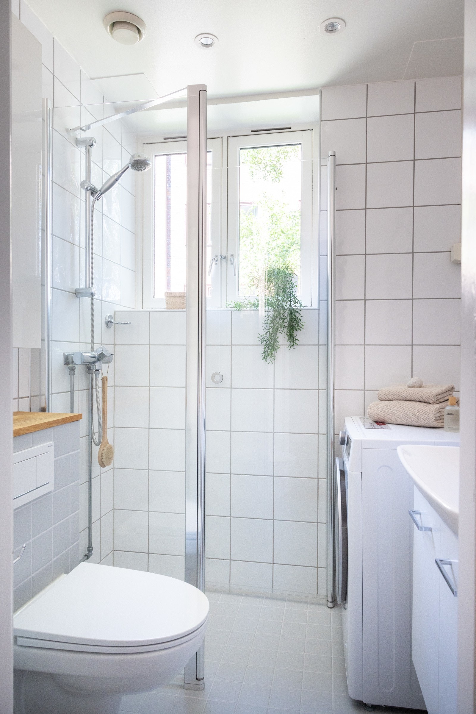 Opplegg for vaskemaskin (Selger har en kombi vask- og tørk stående på badet nå). Borettsalget har også fellesvaskeri. Galleribilde