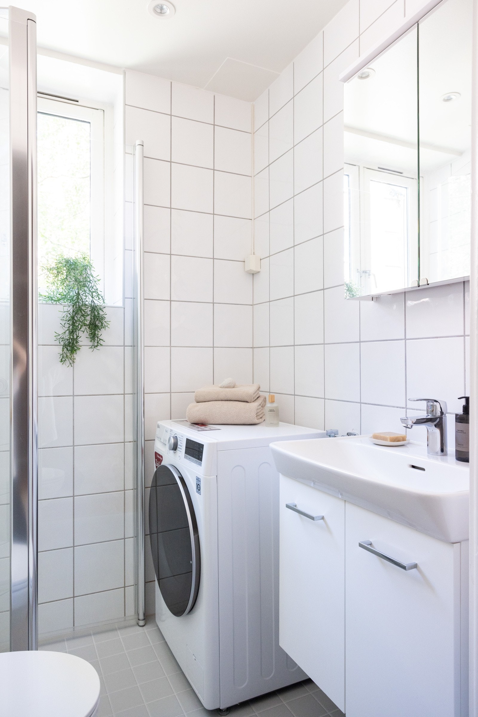 Pent flislagt bad i regi av borettslaget, fornyet i nyere tid med vegghengt toalett med innebygd sisterne, flis på flis på gulv og nye dusjvegger. Galleribilde