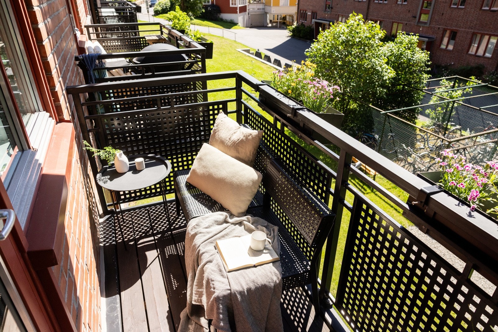 Fra stuen er det utgang til sydvestvendt balkong. Galleribilde