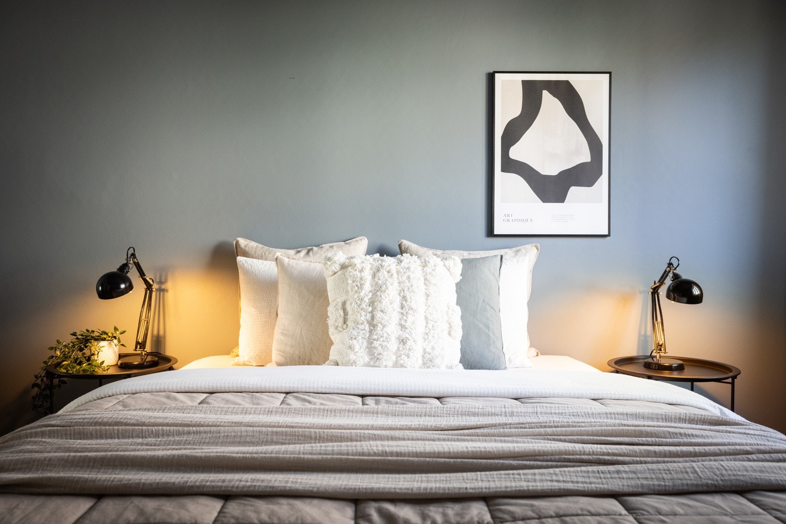 Både vegger og tak er malt ton i ton og gir en rolig atmosfære det er godt å være i. Galleribilde