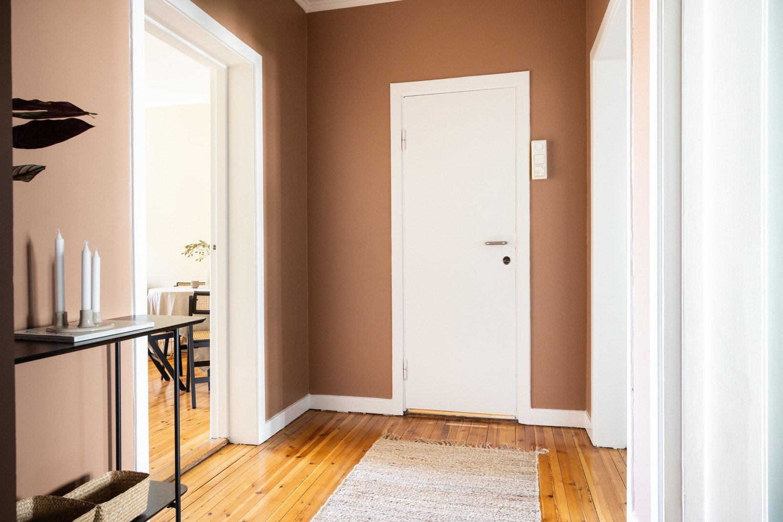Hyggelig entré med adkomst til samtlige rom i leiligheten. Galleribilde