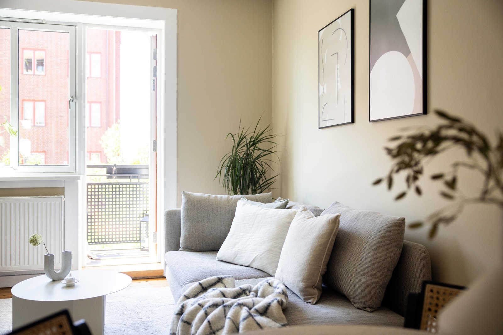 Leiligheten ligger på enden av bygget og er i tillegg gjennomgående med vinduer på 3 sider. Galleribilde