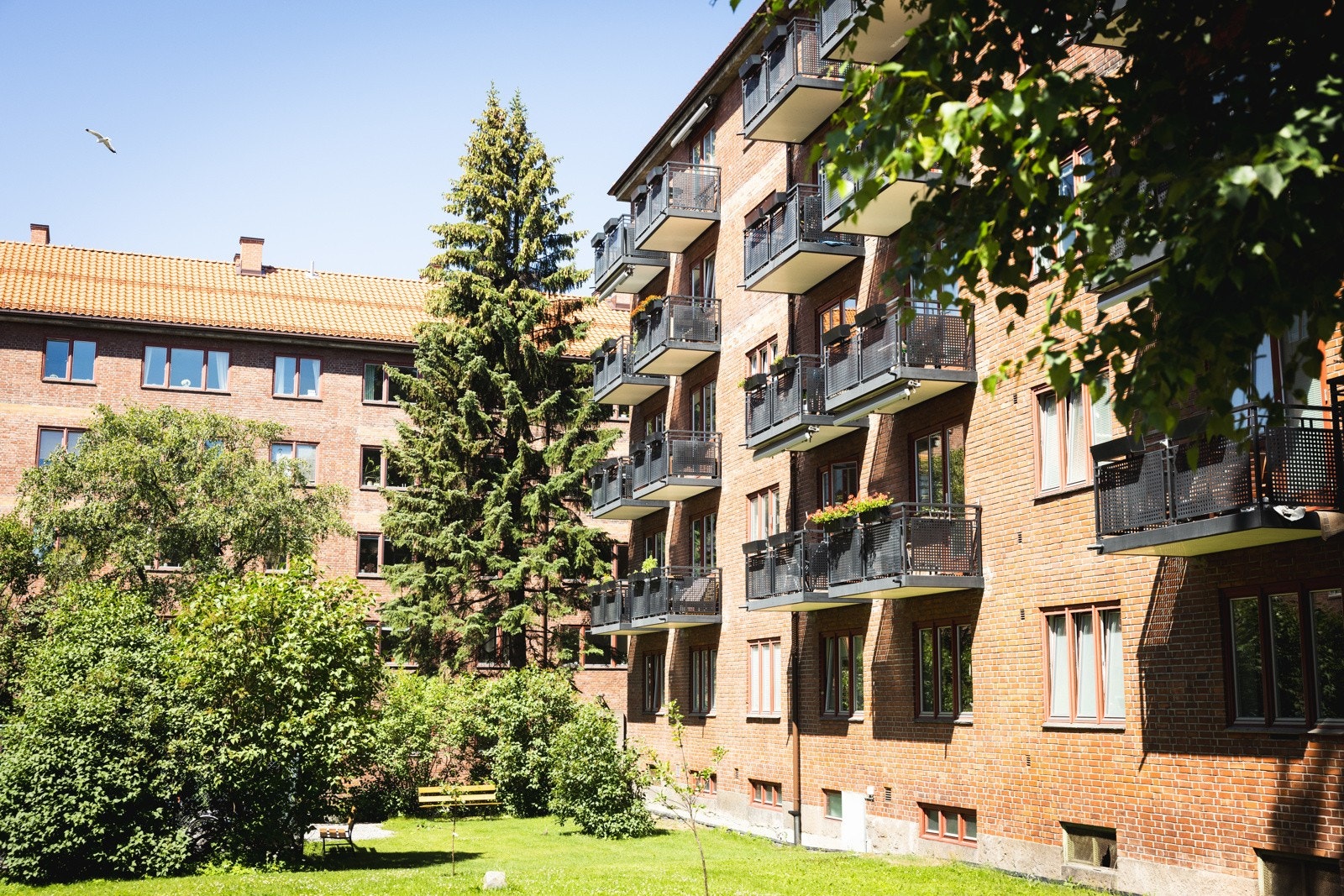 Fasade - Balkongen er vendt inn mot hyggelig grøntområde. Galleribilde