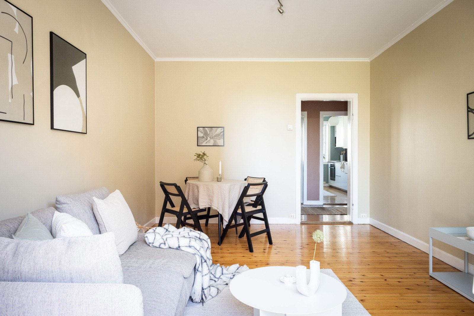 Hele leiligheten har lakkert tregulv i alle rom sett bort fra bad. Galleribilde