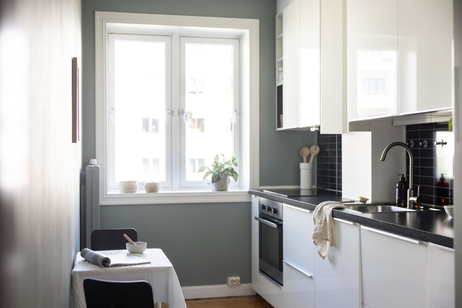 Integrert platetopp, stekeovn og oppvaskmaskin. Galleribilde