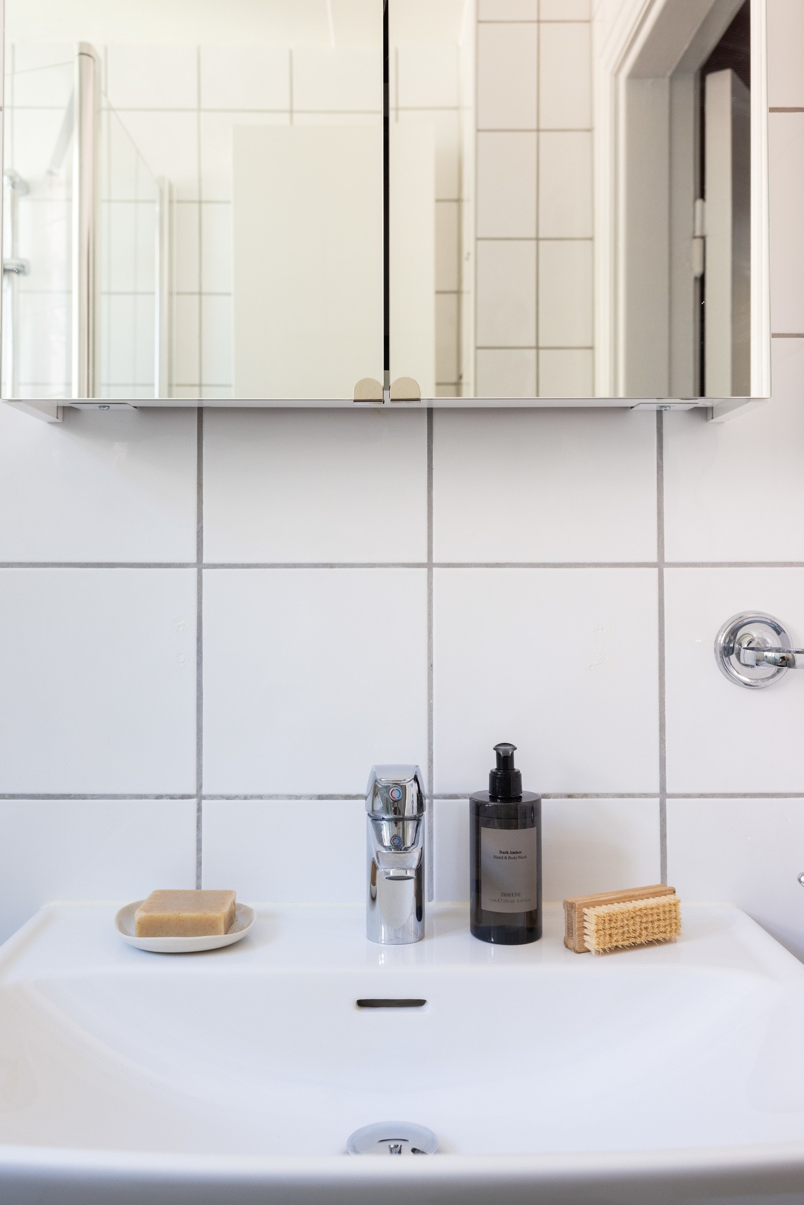 Baderommsinnredning med heldekkende servant, servantskap og speilskap for ytterligere oppbevaring. Galleribilde