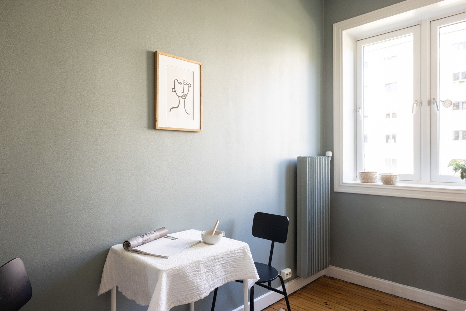 På kjøkkenet er det plass en et frokostbord eventuelt supplering av flere kjøkkenskrog ved ønske om dette. Galleribilde